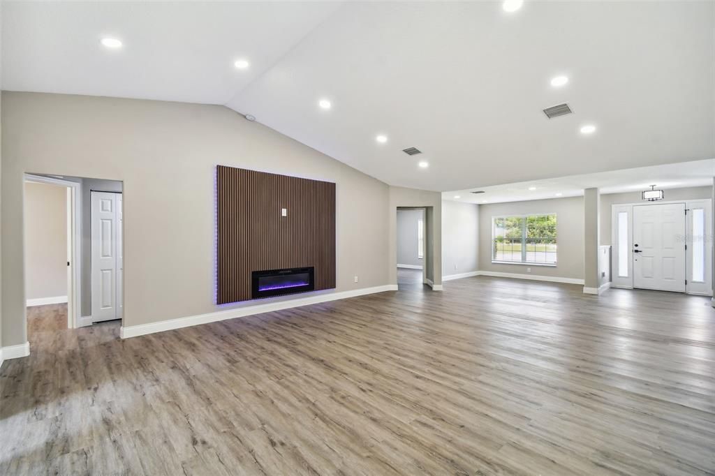 Active With Contract: $442,400 (4 beds, 2 baths, 2472 Square Feet)