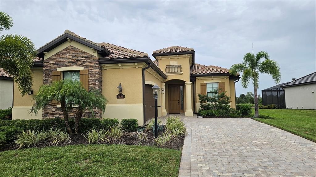 Recently Sold: $860,000 (2 beds, 2 baths, 1850 Square Feet)