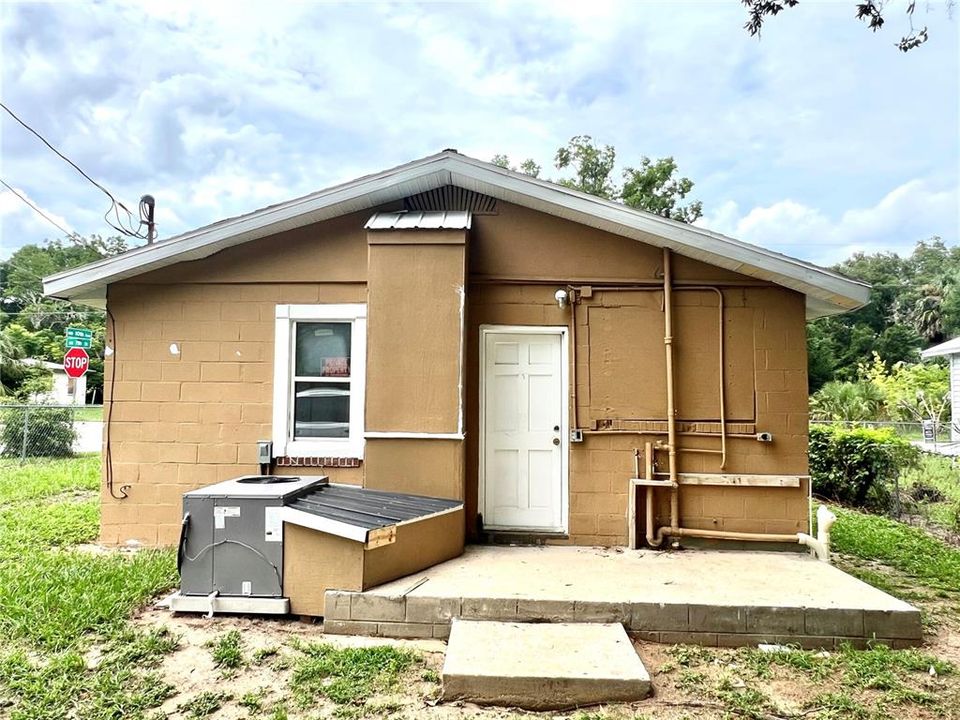 For Sale: $131,000 (2 beds, 1 baths, 874 Square Feet)