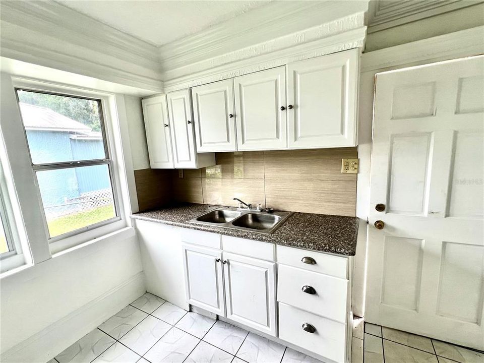 For Sale: $131,000 (2 beds, 1 baths, 874 Square Feet)