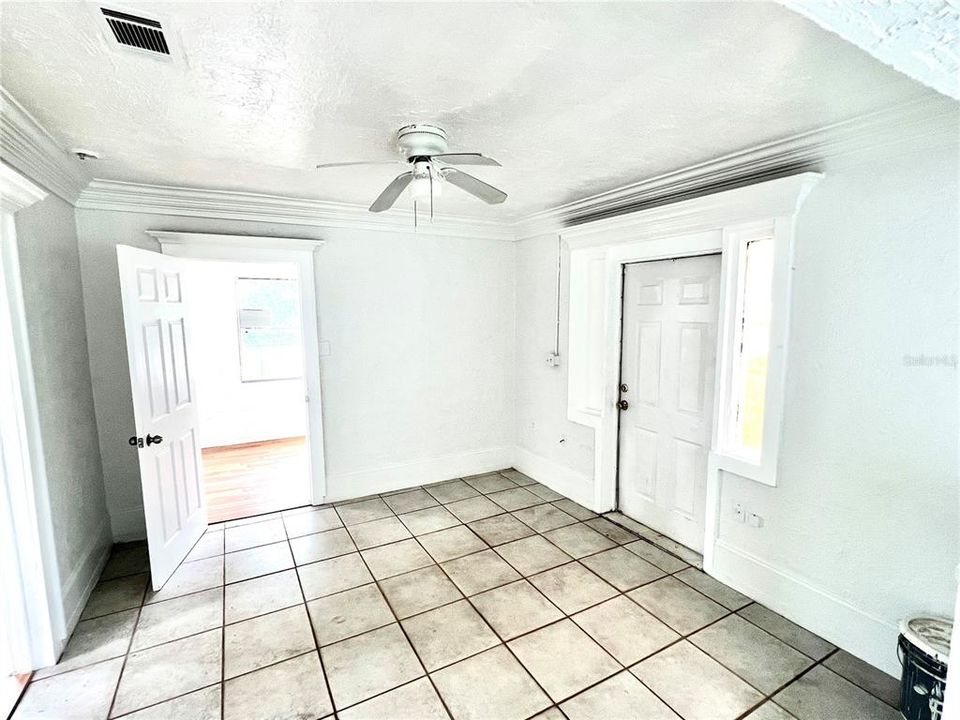 For Sale: $131,000 (2 beds, 1 baths, 874 Square Feet)