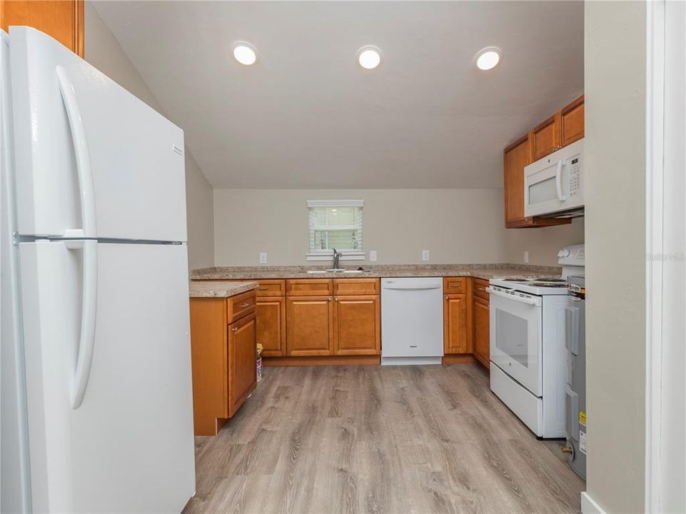 For Rent: $1,375 (2 beds, 1 baths, 896 Square Feet)