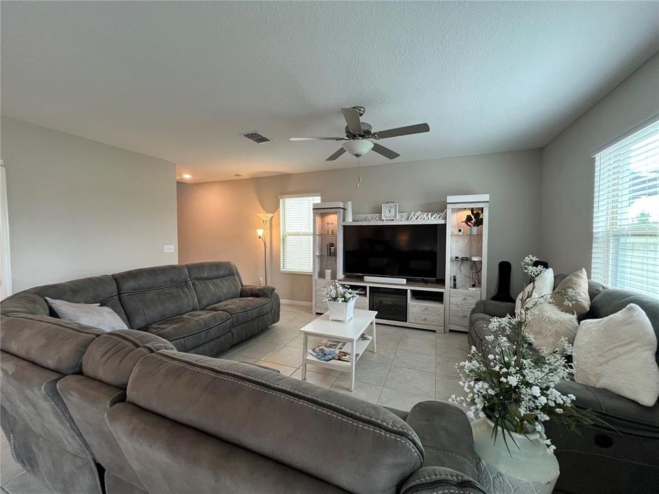 Active With Contract: $2,300 (4 beds, 2 baths, 1914 Square Feet)