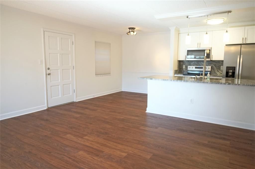 Active With Contract: $1,850 (2 beds, 1 baths, 864 Square Feet)