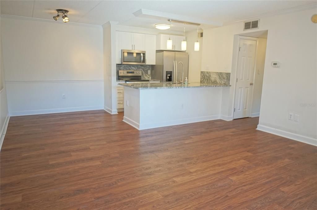 Active With Contract: $1,850 (2 beds, 1 baths, 864 Square Feet)