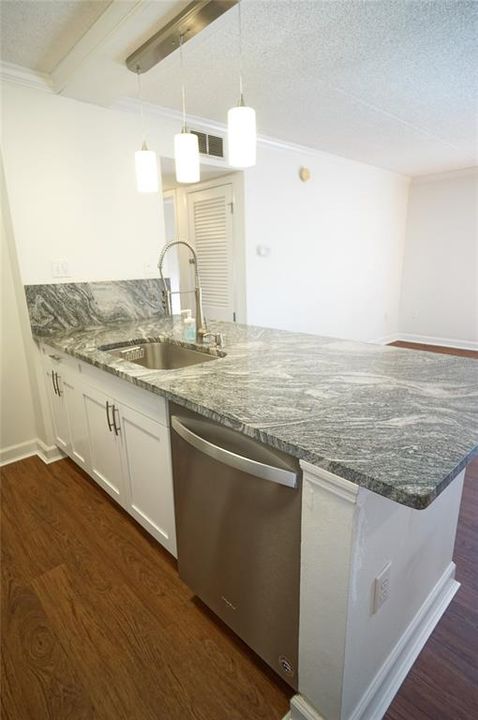 Active With Contract: $1,850 (2 beds, 1 baths, 864 Square Feet)