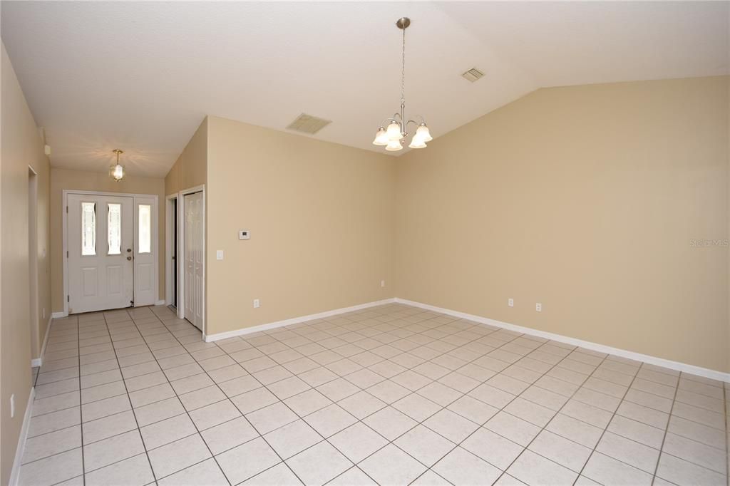 For Rent: $1,650 (3 beds, 2 baths, 1299 Square Feet)