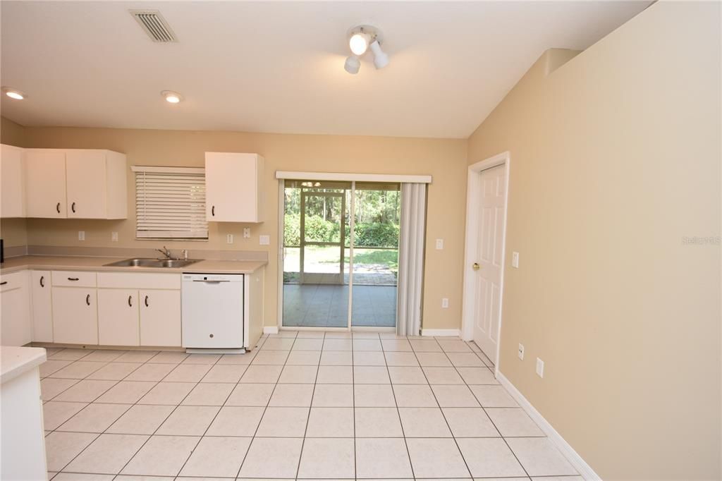 For Rent: $1,650 (3 beds, 2 baths, 1299 Square Feet)