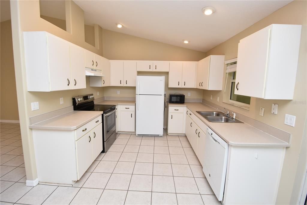 For Rent: $1,650 (3 beds, 2 baths, 1299 Square Feet)