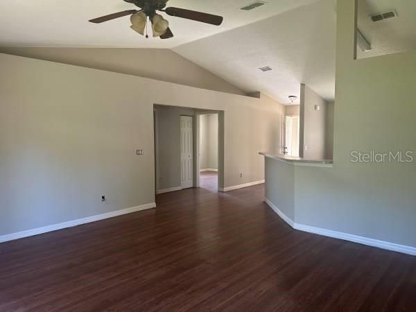 For Rent: $1,600 (3 beds, 2 baths, 1398 Square Feet)