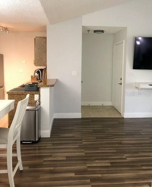 For Rent: $2,900 (1 beds, 1 baths, 742 Square Feet)