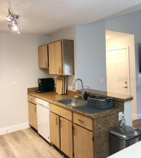 For Rent: $2,900 (1 beds, 1 baths, 742 Square Feet)