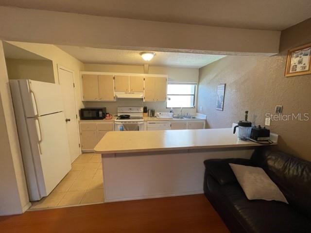 For Sale: $83,500 (1 beds, 1 baths, 876 Square Feet)