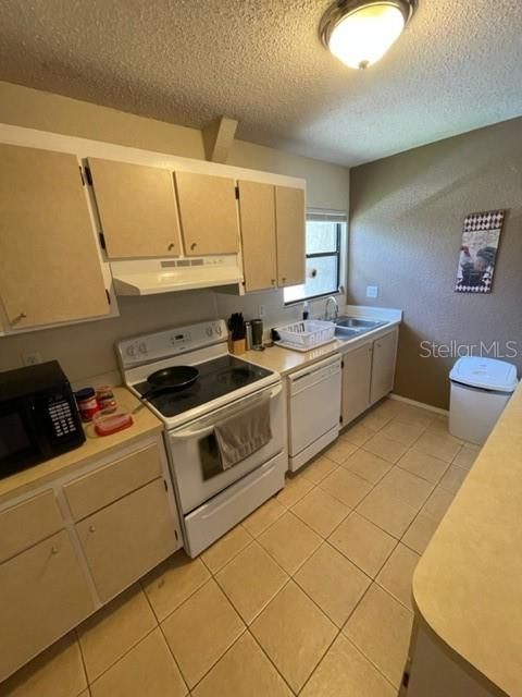 For Sale: $83,500 (1 beds, 1 baths, 876 Square Feet)