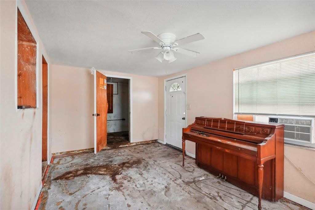 For Sale: $239,900 (3 beds, 1 baths, 1077 Square Feet)