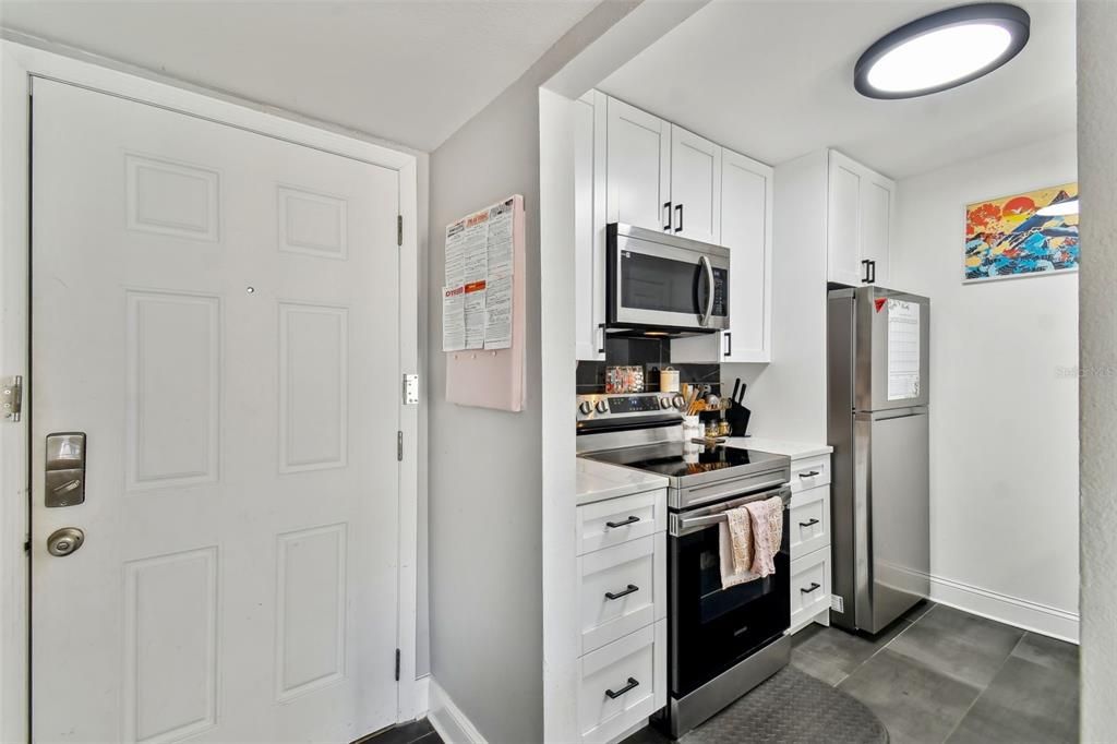 Active With Contract: $1,800 (1 beds, 1 baths, 631 Square Feet)