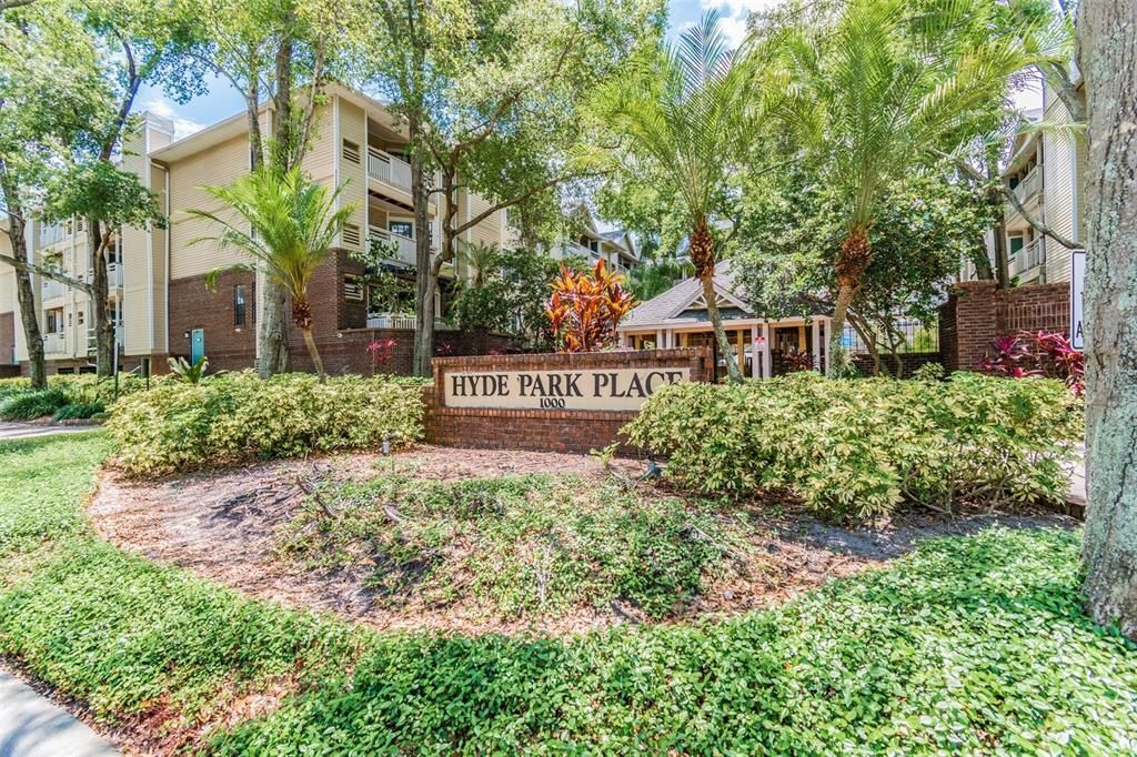 Active With Contract: $1,800 (1 beds, 1 baths, 631 Square Feet)