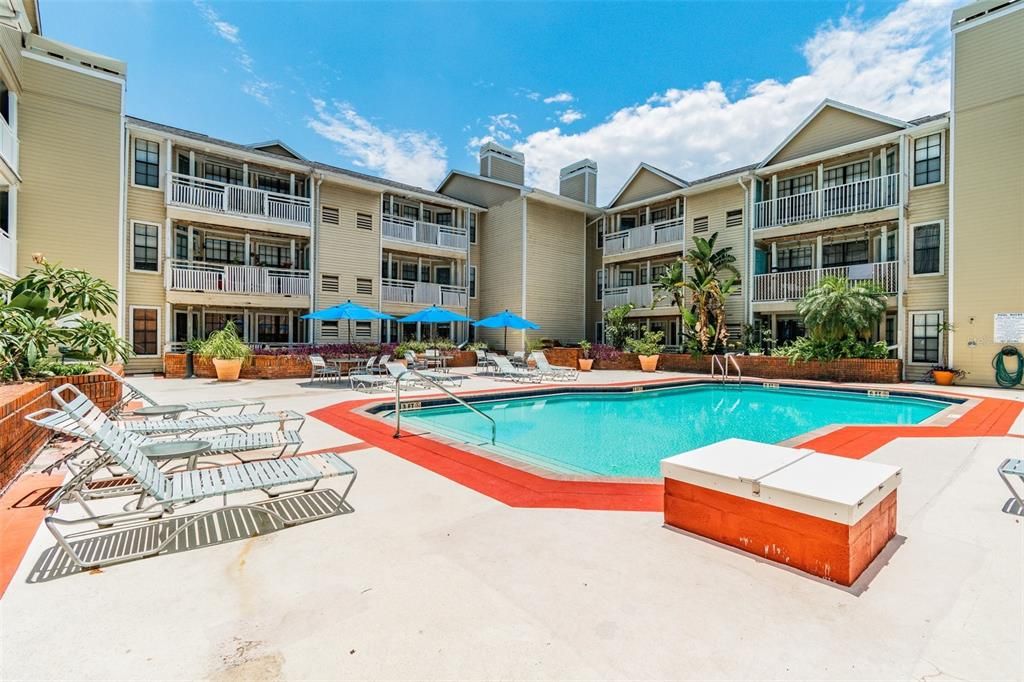 Active With Contract: $1,800 (1 beds, 1 baths, 631 Square Feet)