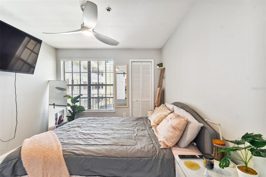 Active With Contract: $1,800 (1 beds, 1 baths, 631 Square Feet)