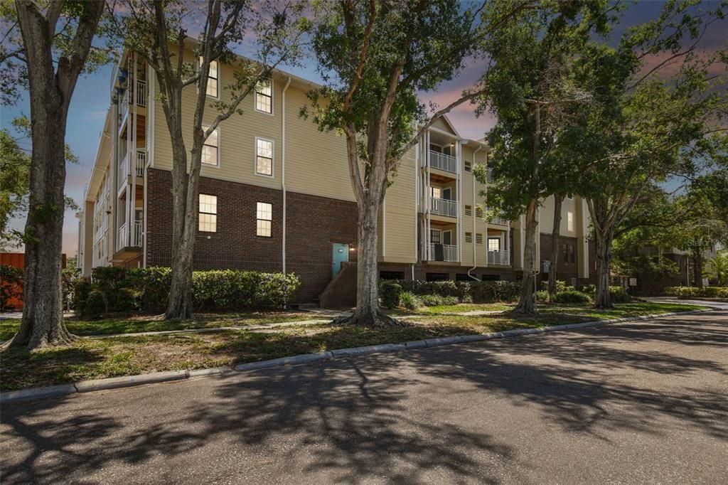 Active With Contract: $1,800 (1 beds, 1 baths, 631 Square Feet)