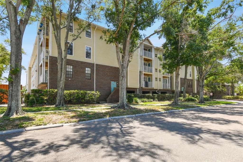 Active With Contract: $1,800 (1 beds, 1 baths, 631 Square Feet)