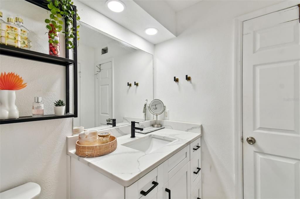 Active With Contract: $1,800 (1 beds, 1 baths, 631 Square Feet)