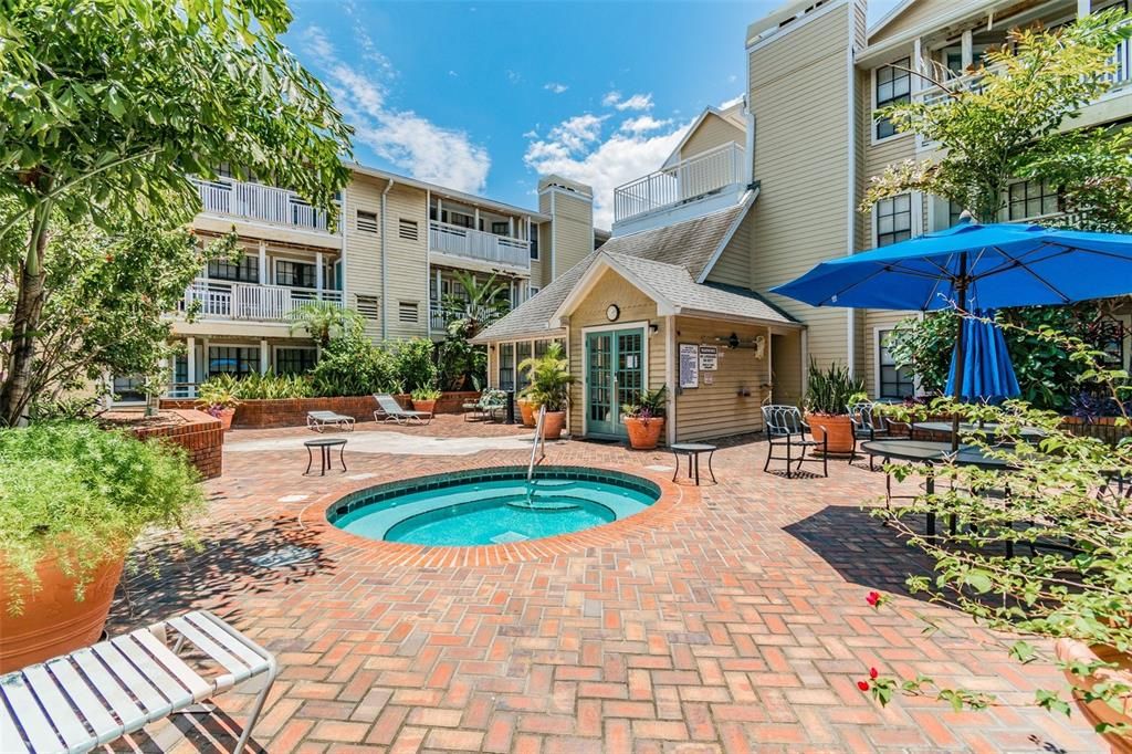 Active With Contract: $1,800 (1 beds, 1 baths, 631 Square Feet)