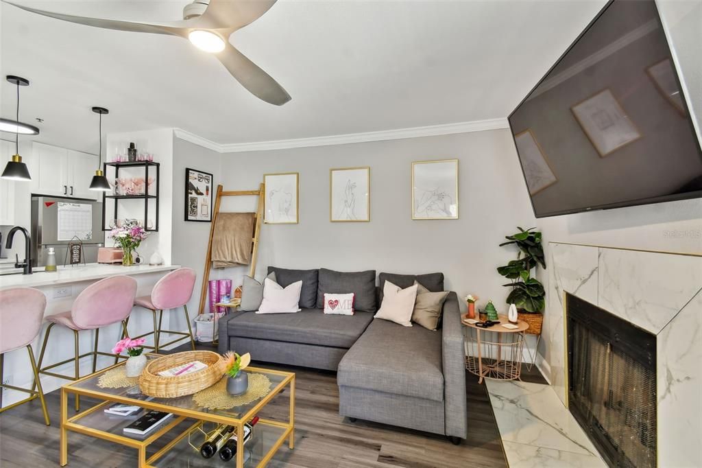 Active With Contract: $1,800 (1 beds, 1 baths, 631 Square Feet)