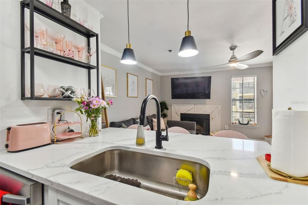 Active With Contract: $1,800 (1 beds, 1 baths, 631 Square Feet)