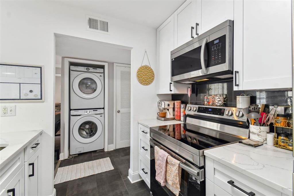 Active With Contract: $1,800 (1 beds, 1 baths, 631 Square Feet)