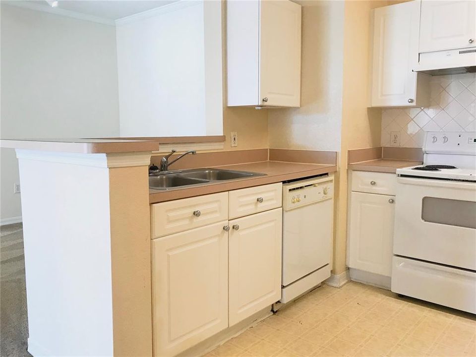 Active With Contract: $1,550 (2 beds, 2 baths, 1083 Square Feet)