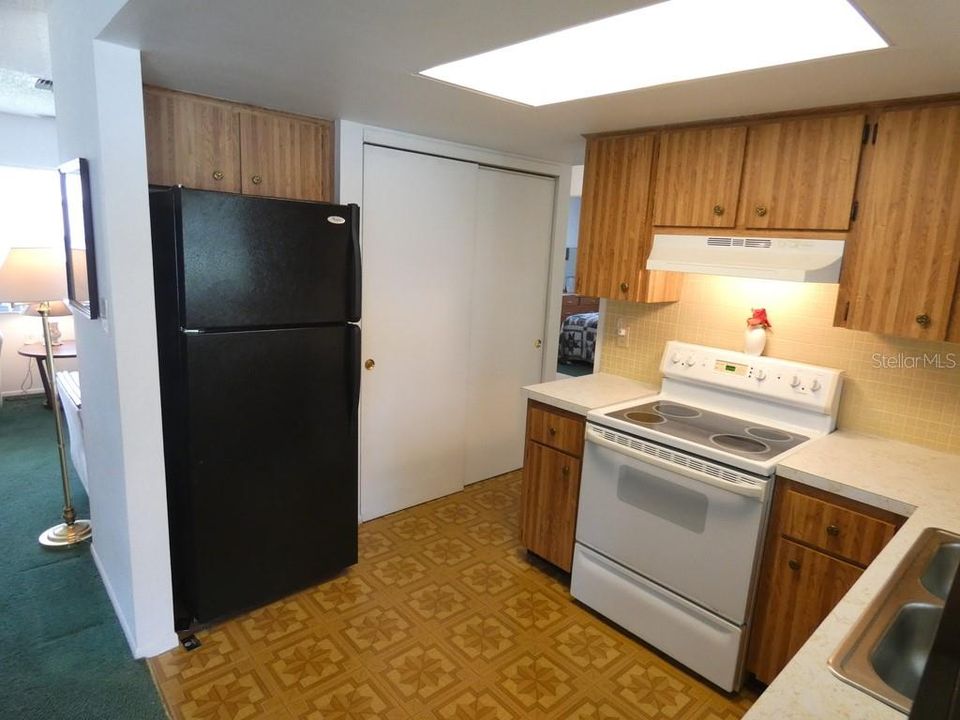 Active With Contract: $194,500 (2 beds, 1 baths, 980 Square Feet)