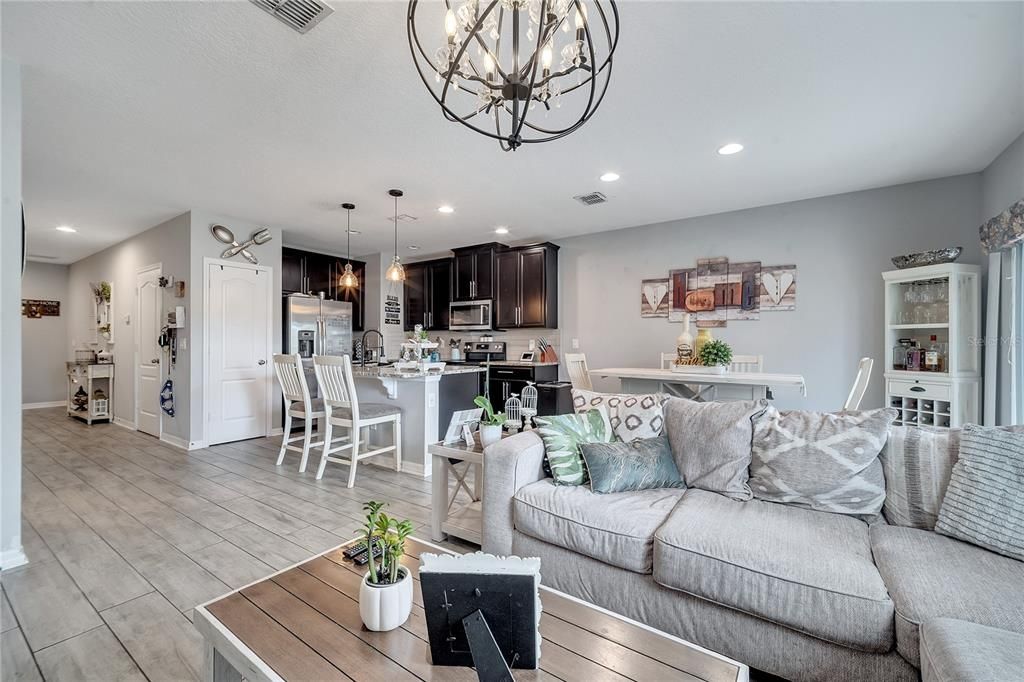 Active With Contract: $2,400 (3 beds, 2 baths, 1451 Square Feet)