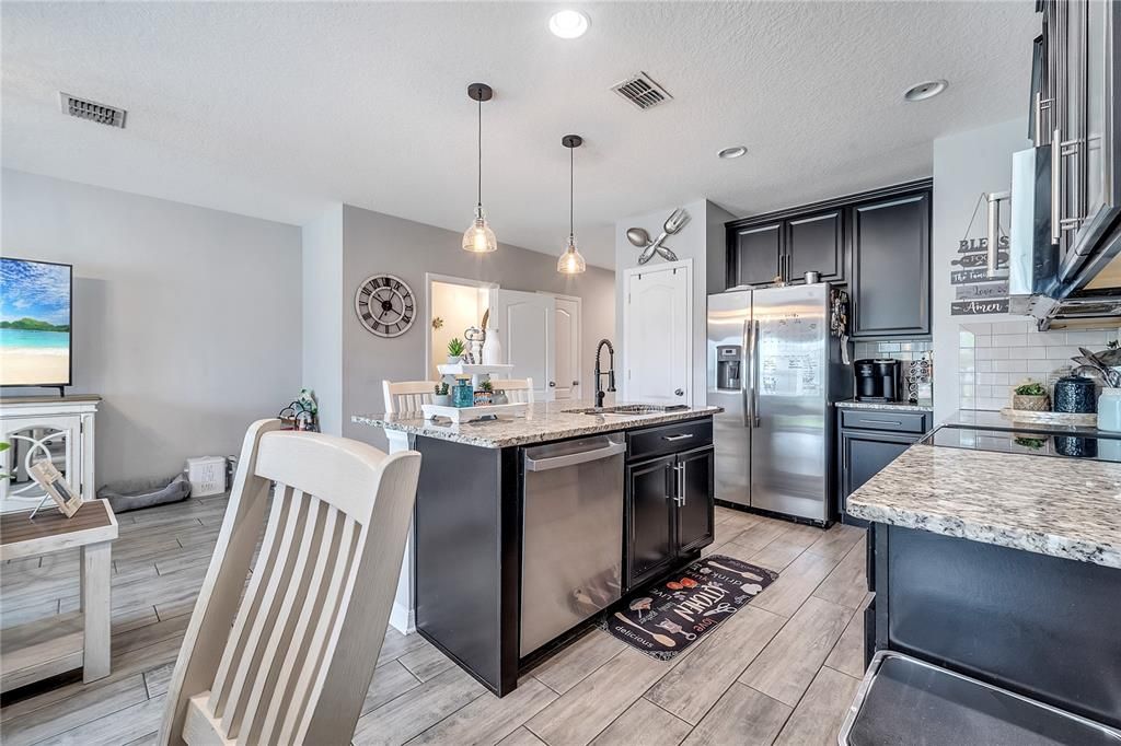 Active With Contract: $2,400 (3 beds, 2 baths, 1451 Square Feet)