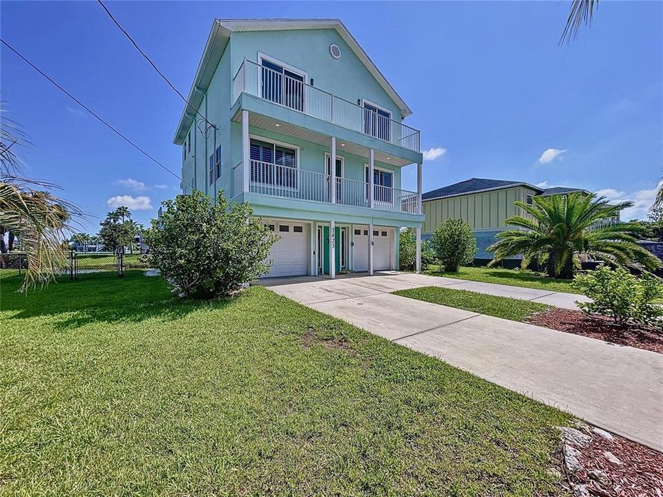 For Sale: $699,000 (3 beds, 3 baths, 1976 Square Feet)