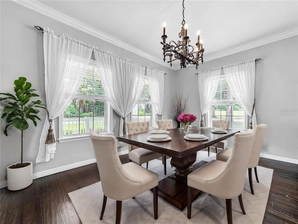 VIRTUALLY STAGED DINING ROOM