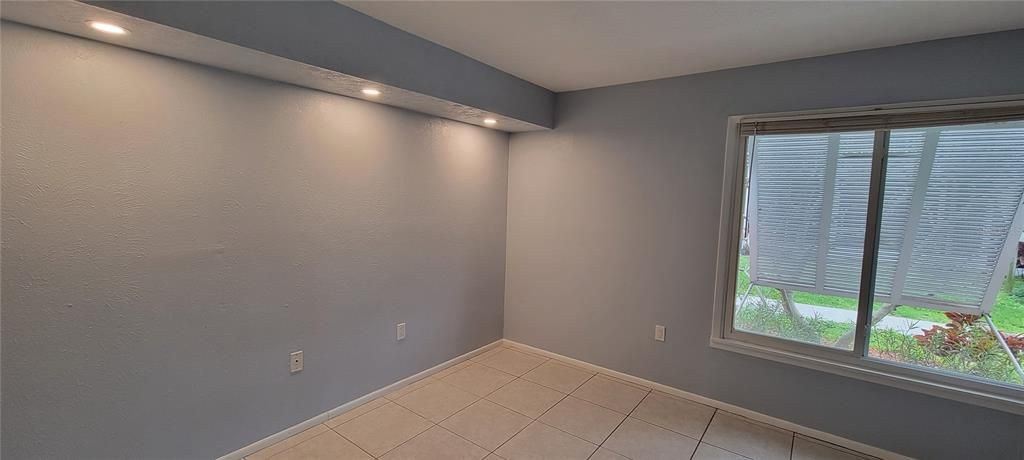 Active With Contract: $1,750 (1 beds, 1 baths, 787 Square Feet)