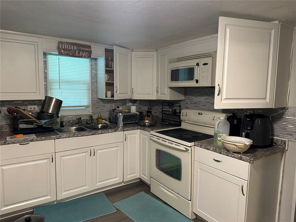 For Sale: $158,900 (3 beds, 2 baths, 832 Square Feet)