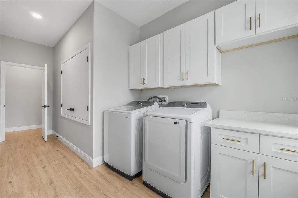 Recently Sold: $450,000 (3 beds, 2 baths, 1898 Square Feet)