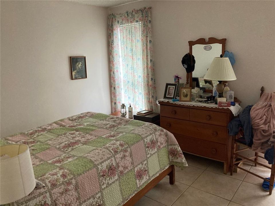 Activo con contrato: $215,000 (3 camas, 1 baños, 1042 Pies cuadrados)