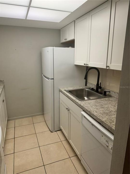 For Sale: $137,000 (1 beds, 1 baths, 647 Square Feet)