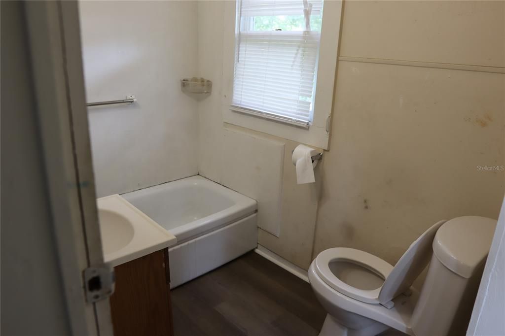 Active With Contract: $117,500 (2 beds, 1 baths, 640 Square Feet)