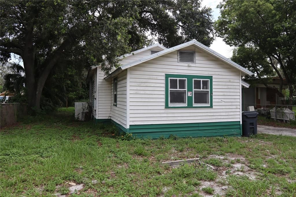 Active With Contract: $117,500 (2 beds, 1 baths, 640 Square Feet)