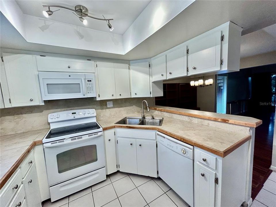 Active With Contract: $179,900 (2 beds, 2 baths, 1042 Square Feet)