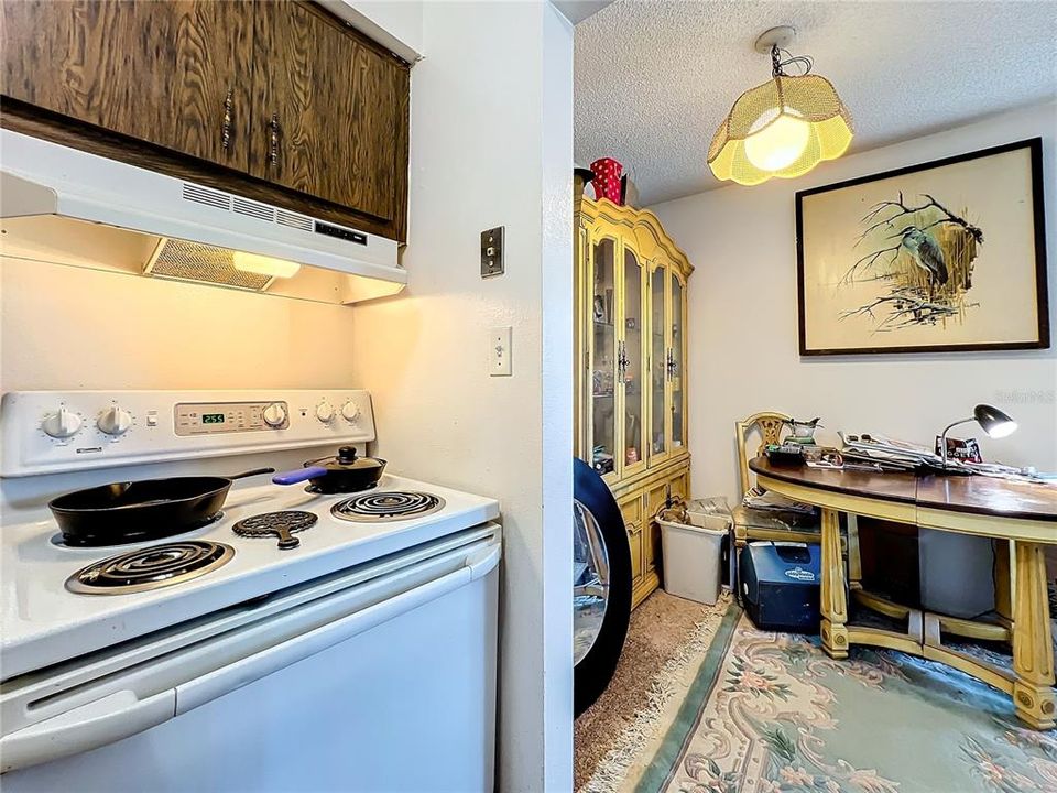 Active With Contract: $94,900 (1 beds, 1 baths, 803 Square Feet)