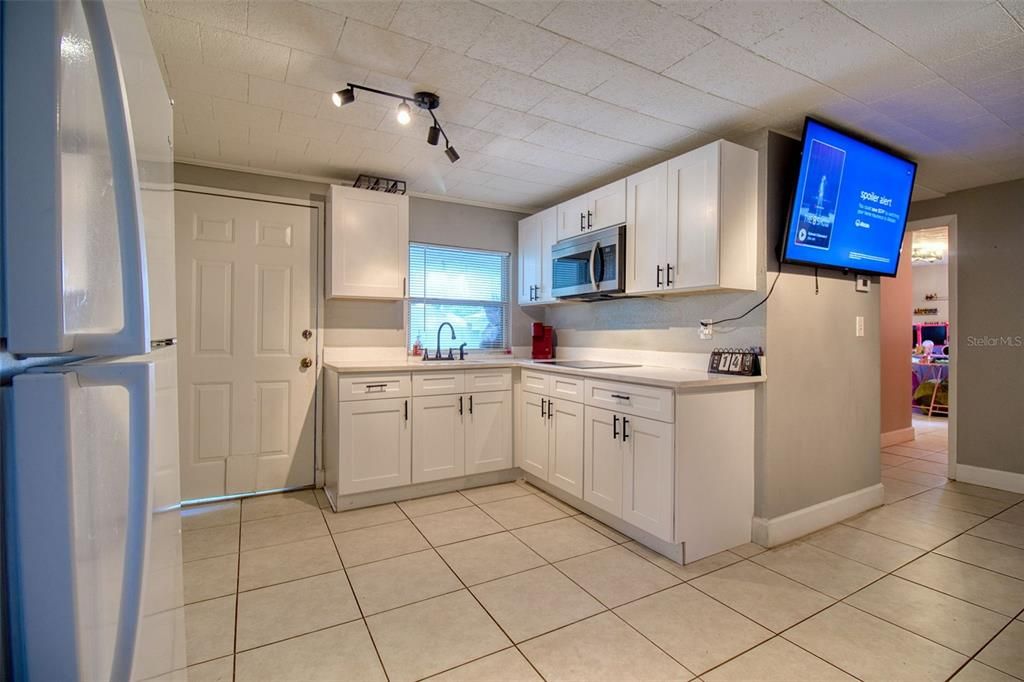 Solid Wood Cabinets w/Soft-Close