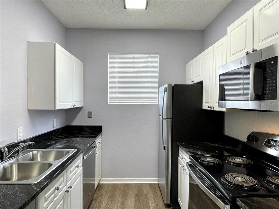 Active With Contract: $1,400 (1 beds, 1 baths, 732 Square Feet)