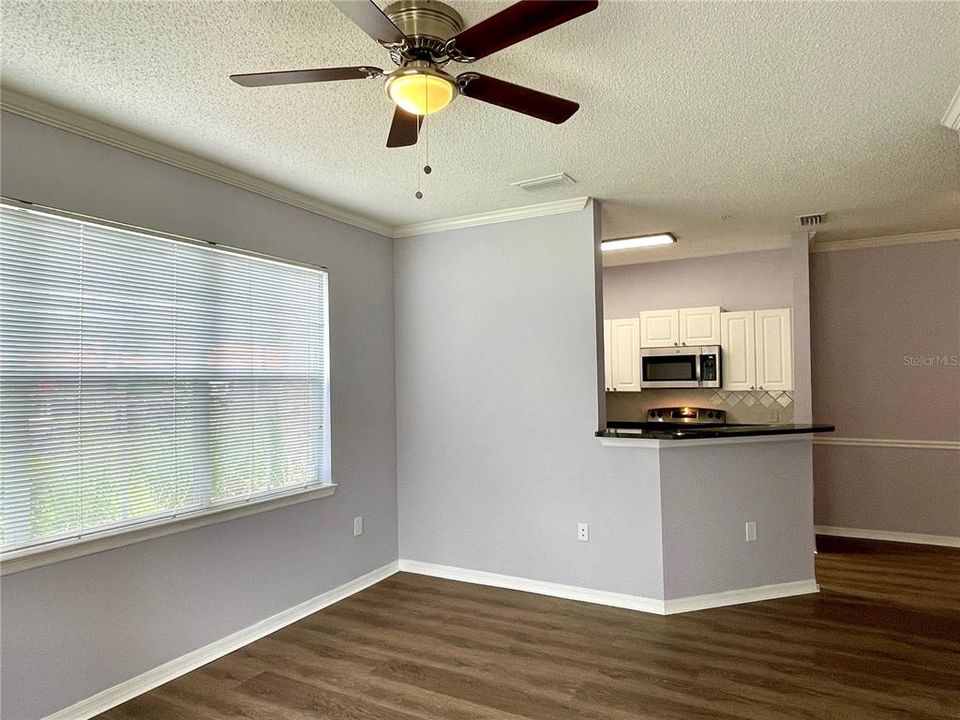 Active With Contract: $1,400 (1 beds, 1 baths, 732 Square Feet)