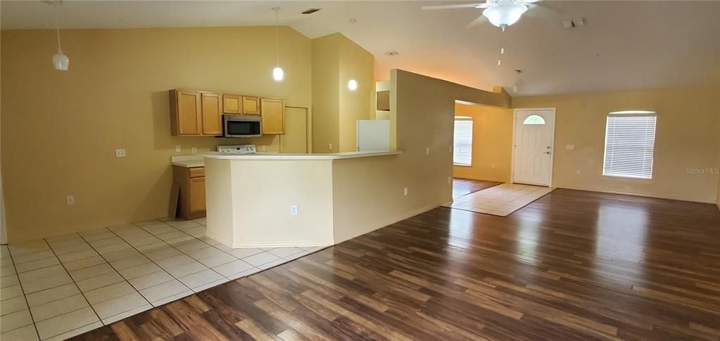 For Rent: $1,600 (3 beds, 2 baths, 1648 Square Feet)