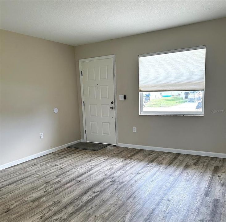 Active With Contract: $245,500 (2 beds, 1 baths, 858 Square Feet)